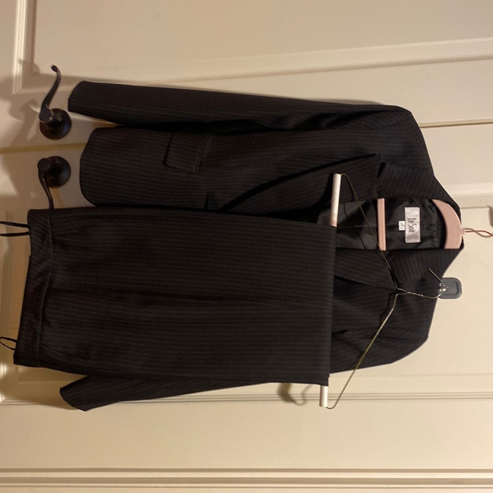 Ladies Size 6 Black Pinstripe Pant Suit— Le Suit